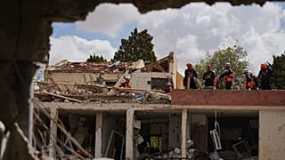 آثار برخورد موشک ایرانی در دیمونا - اسرائیل