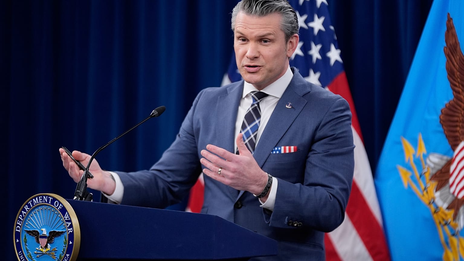 بيت هيجسيث يتحدث إلى أعضاء وسائل الإعلام خلال مؤتمر صحفي في البنتاغون بواشنطن