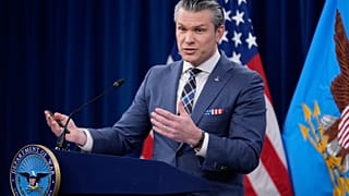 بيت هيجسيث يتحدث إلى أعضاء وسائل الإعلام خلال مؤتمر صحفي في البنتاغون بواشنطن