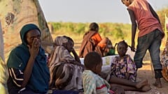 Az UNICEF által közzétett képen egy dárfúri menekülttábor lakói láthatóak 
