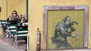 Sundance katılımcıları, 2010 yılındaki festivalde yapılan Banksy imzalı 'Kameraman ve Çiçek' duvar resminin hemen yanındaki kafede.
