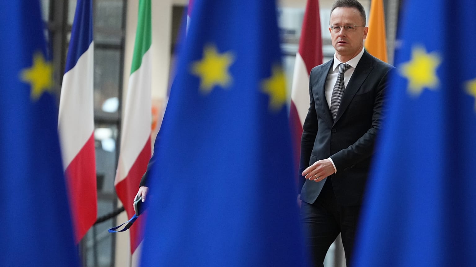 Minister spraw zagranicznych Węgier Péter Szijjártó przybywa na spotkanie ministrów spraw zagranicznych UE w budynku Rady Europejskiej w Brukseli, 23 lutego 2026 r. 