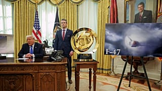 ترامپ در کنار وزیر جنگ آمریکا در مارس ۲۰۲۵