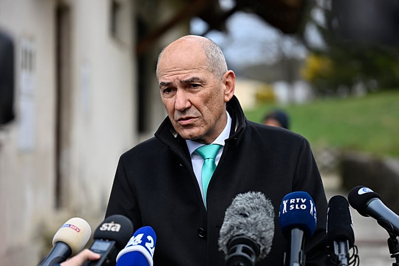 L'ancien Premier ministre slovène Janez Jansa s'adresse aux médias devant un bureau de vote lors des élections législatives à Arnace, en Slovénie, le dimanche 22 mars 2026.