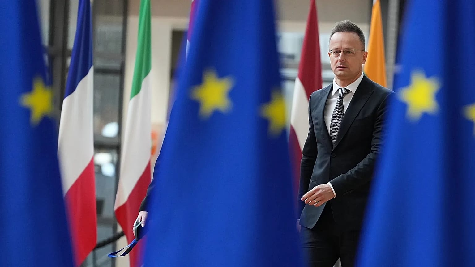 El ministro de Exteriores húngaro, Péter Szijjártó, llega a la reunión de ministros de la UE en el Consejo Europeo en Bruselas, el 23 de febrero de 2026