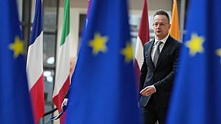 El ministro de Exteriores húngaro, Péter Szijjártó, llega a la reunión de ministros de la UE en el Consejo Europeo en Bruselas, el 23 de febrero de 2026