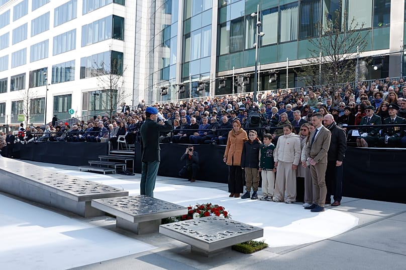Un soldat salue après avoir déposé une gerbe lors des commémorations des attentats de Bruxelles de 2016, dimanche 22 mars 2026.