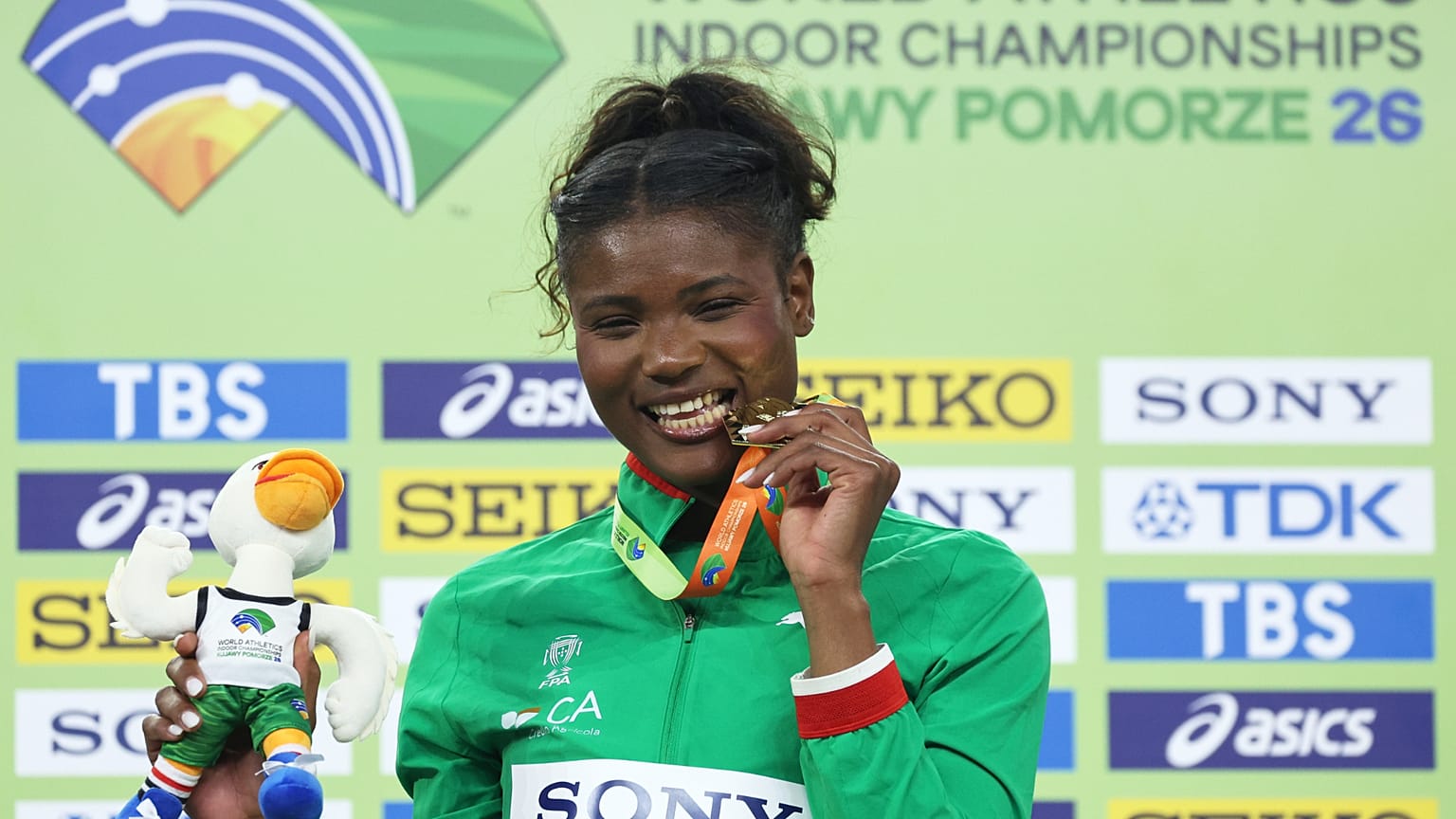 Agate de Sousa, de Portugal, posa no pódio após conquistar a medalha de ouro no salto em comprimento feminino no Campeonato Mundial de Atletismo em Pista Coberta, em Toruń