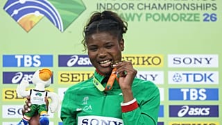Agate de Sousa, de Portugal, posa no pódio após conquistar a medalha de ouro no salto em comprimento feminino no Campeonato Mundial de Atletismo em Pista Coberta, em Toruń