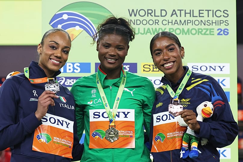 A medalhista de prata Larissa Iapichino, da Itália, à esquerda, a medalhista de ouro Agate de Sousa, de Portugal, e a medalhista de bronze Natalia Linares, da Colômbia