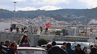 Κτηνοτρόφοι με τα οχήματά τους, συμμετέχουν στον αποκλεισμό του λιμένα Μυτιλήνης, την Κυριακή 22 Μαρτίου 2026.