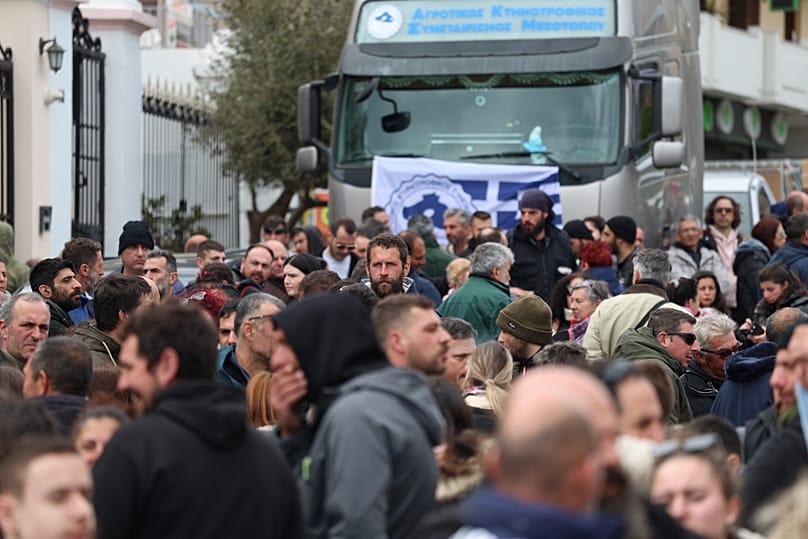 Κτηνοτρόφοι με τα οχήματά τους, συμμετέχουν στον αποκλεισμό του λιμένα Μυτιλήνης, την Κυριακή 22 Μαρτίου 2026