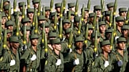 ARCHIVO - Soldados cubanos marchan durante un desfile militar en la Plaza de la Revolución en La Habana, Cuba, el 2 de diciembre de 2006. (Foto AP/Javier Galeano, Archivo)