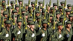 DATEI - Kubanische Soldaten marschieren während einer Militärparade auf dem Platz der Revolution in Havanna, Kuba, am 2. Dezember 2006 (AP Photo/Javier Galeano, File)