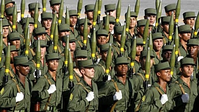 DOSSIER - Des soldats cubains défilent sur la place de la Révolution à La Havane, Cuba, le 2 décembre 2006 (AP Photo/Javier Galeano, File).