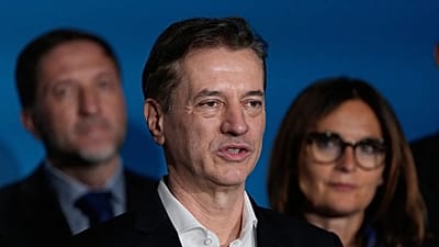 Le Premier ministre Robert Golob s'adresse aux médias après que son mouvement "Svoboda" a remporté la majorité des voix lors des élections, à Ljubljana, dimanche 22 mars 2026