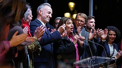 Le candidat socialiste français à la mairie de Paris Emmanuel Grégoire, au centre gauche, et Anne Hidalgo, au centre droit, après la victoire de Grégoire au second tour des élections.