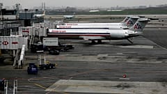 ARCHIV - Flugzeuge der American Airlines warten in der Nähe des Terminals am Flughafen La Guardia in New York, 11. April 2008.