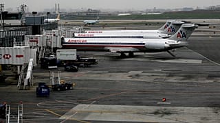 ARŞİV - New York'taki La Guardia Havalimanı'nda American Airlines uçakları terminal yakınlarında bekliyor, 11 Nisan 2008.