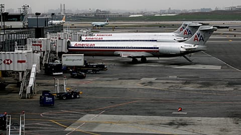 ARCHIV - Flugzeuge der American Airlines warten in der Nähe des Terminals am Flughafen La Guardia in New York, 11. April 2008.
