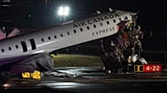 Un avión de Air Canada permanece en la pista del aeropuerto LaGuardia, el lunes 23 de marzo de 2026, tras colisionar con un vehículo de rescate y extinción de incendios.