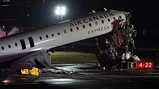 Un avión de Air Canada permanece en la pista del aeropuerto LaGuardia, el lunes 23 de marzo de 2026, tras colisionar con un vehículo de rescate y extinción de incendios.