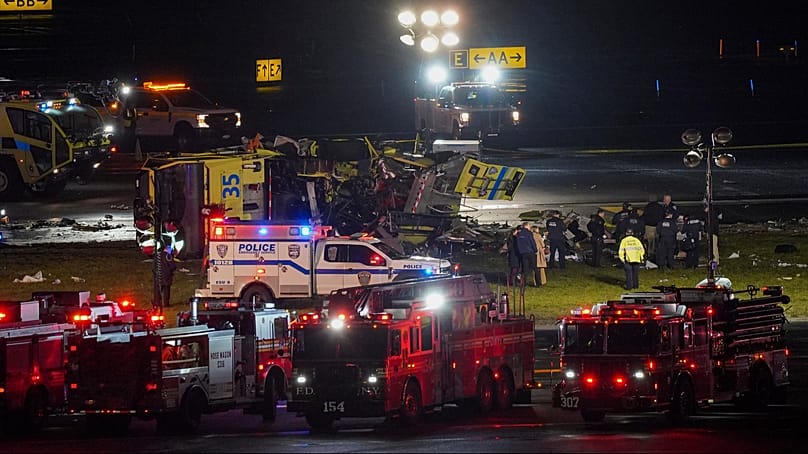 Un vehículo de rescate y extinción de incendios de la Autoridad Portuaria quedó volcado de lado fuera de la pista 4 tras colisionar con un avión en el aeropuerto LaGuardia.