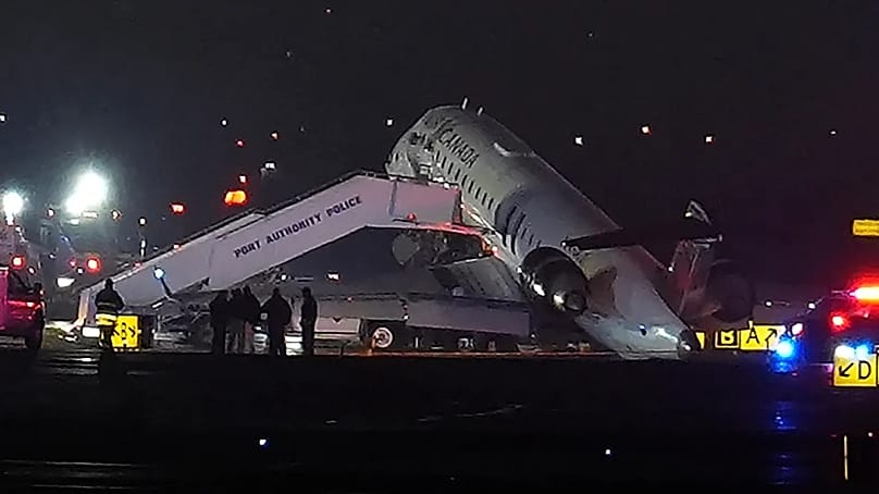 Un avión de Air Canada permanece en la pista del aeropuerto LaGuardia, el lunes 23 de marzo de 2026, tras colisionar con un vehículo de rescate y extinción de incendios.