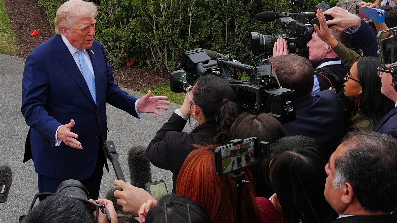 El presidente Donald Trump habla con los periodistas antes de partir en el helicóptero Marine One desde el jardín sur de la Casa Blanca, el 20 de marzo de 2026, en Washington.