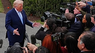 El presidente Donald Trump habla con los periodistas antes de partir en el helicóptero Marine One desde el jardín sur de la Casa Blanca, el 20 de marzo de 2026, en Washington.