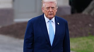 Ένα φορτηγό πλοίο πλέει στον Αραβικό Κόλπο προς τα Στενά του Ορμούζ στα Ηνωμένα Αραβικά Εμιράτα, Κυριακή 15 Μαρτίου 2026. (AP Photo/Altaf Qadri)