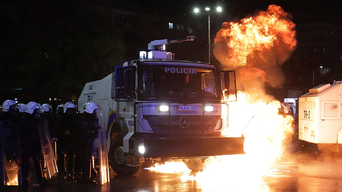 فيديو. اندلعت اشتباكات خلال احتجاجات المعارضة في عاصمة ألبانيا