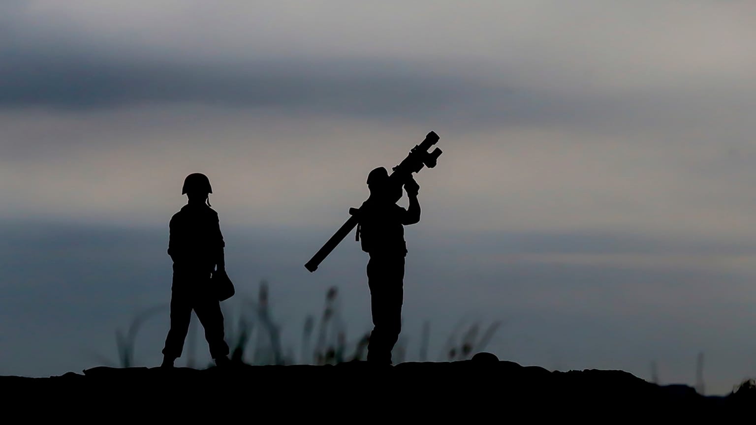 صورة نشرها الجيش الإيراني يوم الجمعة 30 ديسمبر/كانون الأول 2022، تظهر قوات بحرية خلال مناورات سنوية في المنطقة الساحلية لخليج عُمان وبالقرب من مضيق هرمز الاستراتيجي. 