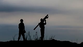 صورة نشرها الجيش الإيراني يوم الجمعة 30 ديسمبر/كانون الأول 2022، تظهر قوات بحرية خلال مناورات سنوية في المنطقة الساحلية لخليج عُمان وبالقرب من مضيق هرمز الاستراتيجي. 