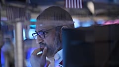 Archivbild: Aman Patel arbeitet im Handelssaal der New York Stock Exchange in New York, USA. 19. März 2026