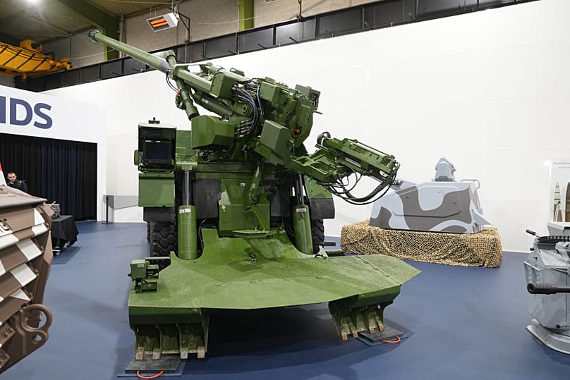 Un obusier automoteur Caesar est exposé sur le site de KNDS, 