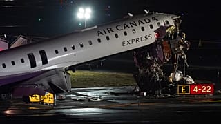 Самолёт авиакомпании Air Canada стоит на взлётно-посадочной полосе аэропорта Ла-Гуардия, понедельник, 23 марта 2026 года