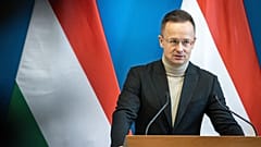 Péter Szijjártó, Ministro dos Negócios Estrangeiros e do Comércio, numa conferência de imprensa para anunciar o novo investimento do Reino do Metal no Ministério dos Negócios Estrangeiros e do Comércio em 17 de março de 2026. 