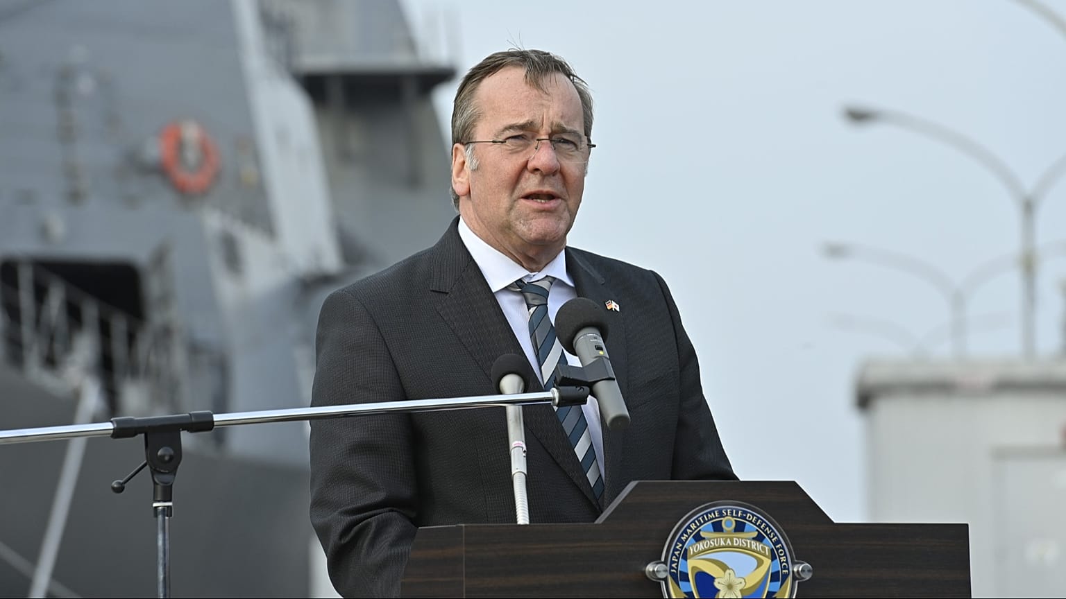 Pistorius auf dem Marinestützpunkt Yokosuka der Japanischen Seestreitkräfte am 22. März 2026 in Yokosuka bei Tokio