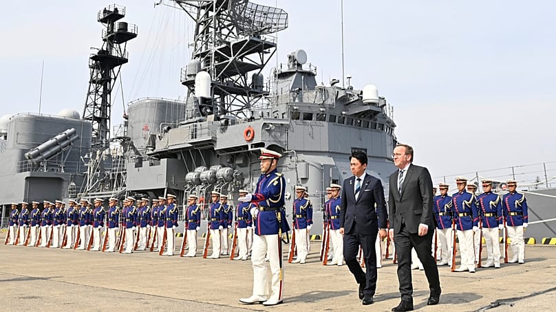 Pistorius und Koizumi am 22. März 2026 auf dem Marinestützpunkt Yokosuka der japanischen Seestreitkräfte in Yokosuka bei Tokio