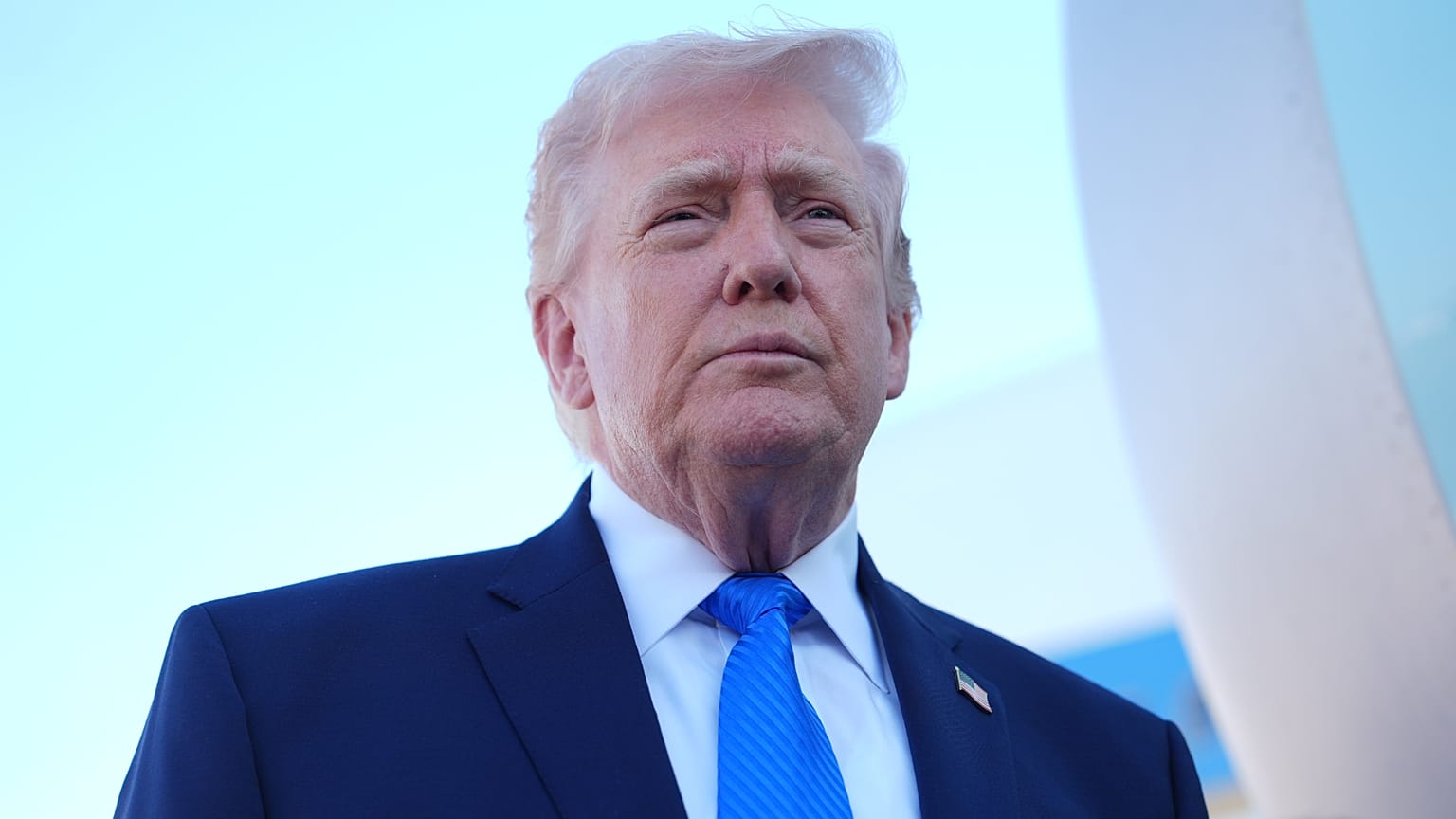 Prezydent Donald Trump przed wejściem na pokład Air Force One, 23 marca 2026 r.