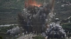 Rauch und Flammen steigen nach einem israelischen Luftangriff auf, der die Qasmiyeh-Brücke nahe der Küstenstadt Tyros im Libanon am 22. März 2026 trifft.