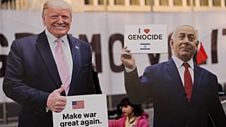 مجسّمات بالحجم الطبيعي للرئيس الأميركي دونالد ترامب ورئيس الوزراء الإسرائيلي بنيامين نتنياهو، سلوفينيا، الجمعة 20 مارس/آذار 2026. 