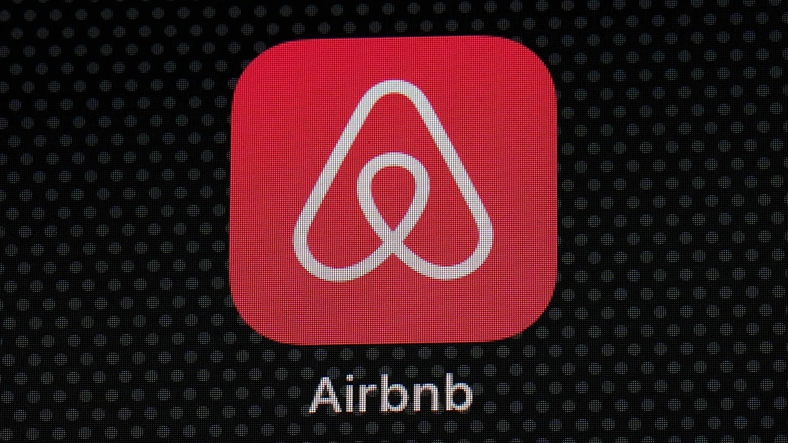 ARCHIVO - El ícono de la aplicación Airbnb se muestra en la pantalla de un iPad en Washington, D.C., el 8 de mayo de 2021. (Foto AP/Patrick Semansky, Archivo)