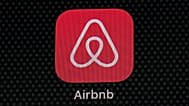 ARCHIVO - El ícono de la aplicación Airbnb se muestra en la pantalla de un iPad en Washington, D.C., el 8 de mayo de 2021. (Foto AP/Patrick Semansky, Archivo)