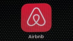 ARCHIVIO - L'icona dell'applicazione Airbnb è visibile sullo schermo di un iPad a Washington, D.C., l'8 maggio 2021. (Foto AP/Patrick Semansky, Archivio)