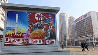 صورة تعبيرية- يسير الناس في شارع هواسونغ في بيونغ يانغ، كوريا الشمالية، يوم الاثنين 23 مارس/آذار 2026. كُتب على اللافتة: من أجل أمن دولتنا ومستقبلها الأبدي.