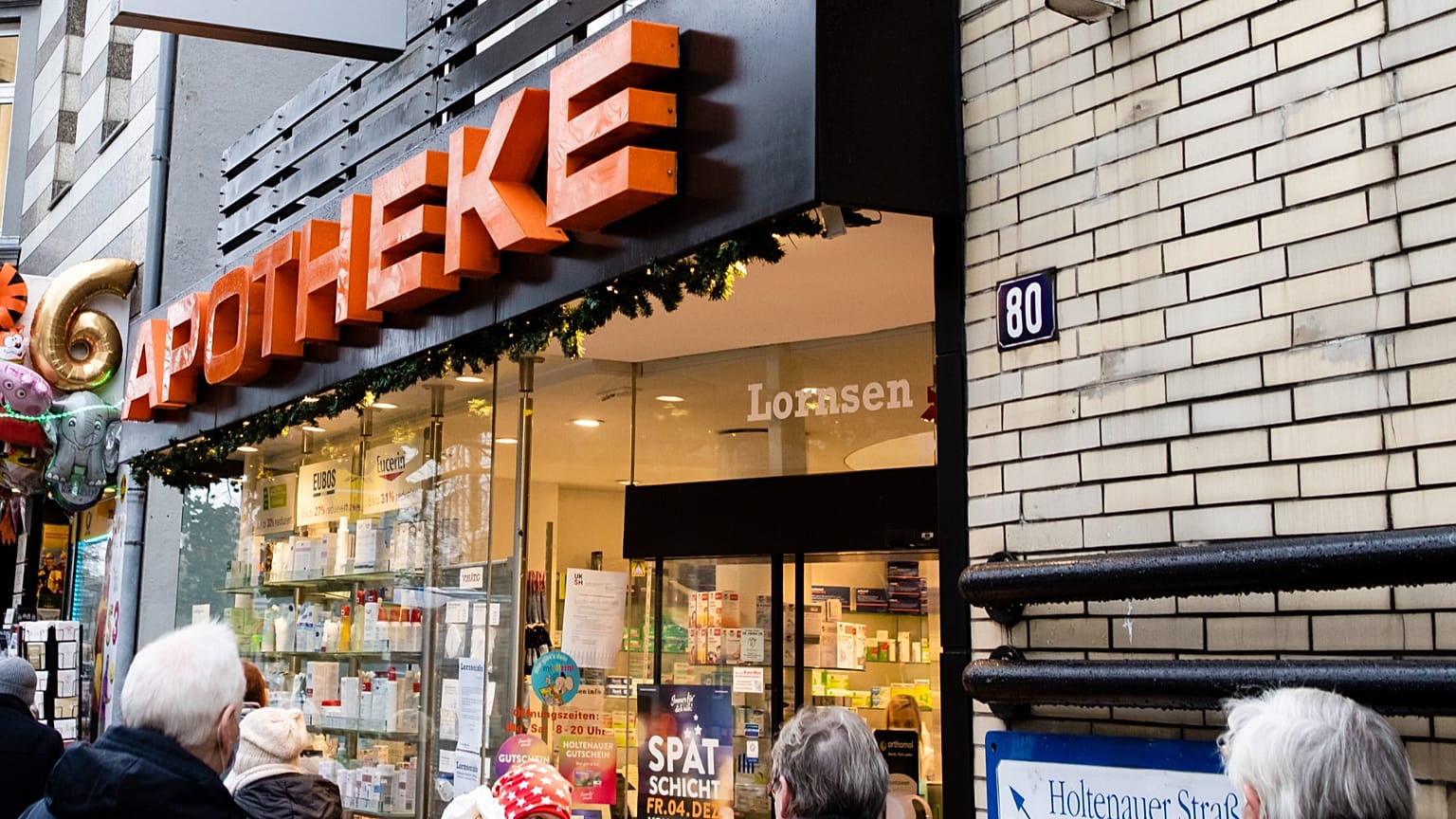 15. Dezember 2020, Menschen vor einer Apotheke in Kiel