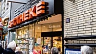 15. Dezember 2020, Menschen vor einer Apotheke in Kiel