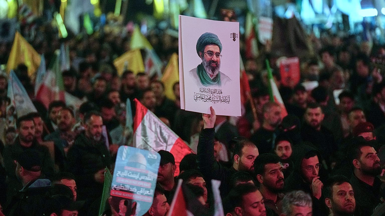 رفع مسلمون شيعة الأعلام الإيرانية وحملوا صورة المرشد الإيراني الراحل آية الله مجتبى خامنئي خلال المسيرة السنوية ليوم القدس